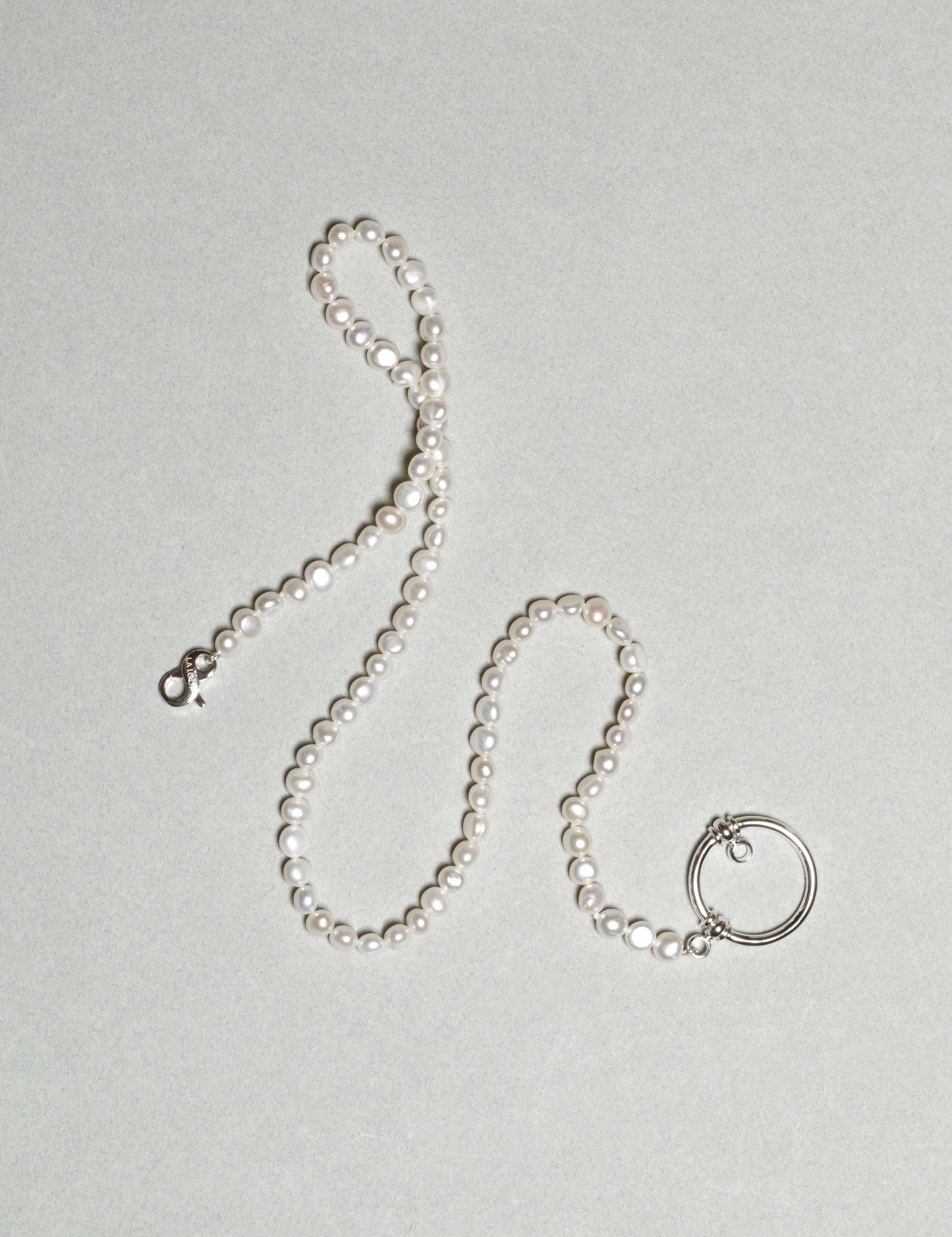 LA LOOP The Holly Silver glasses chain, full length view